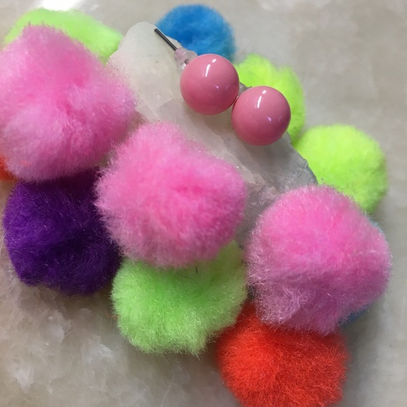 🎈Sale 🎈2 for $10 NWOT 80’s style pink ball post earrings rubber backs - Picture 3 of 4